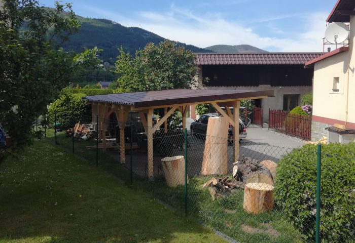 Atypické dřevěné masivní stání na tři auta, Čeladná.