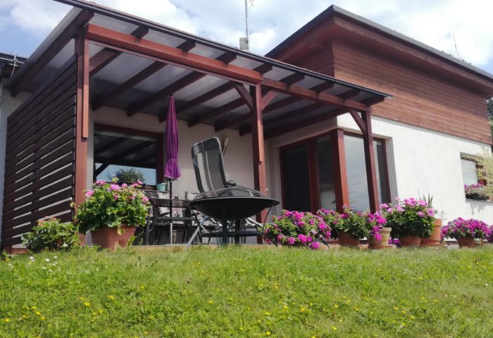 Pergola s kouřovým polykarbonátem