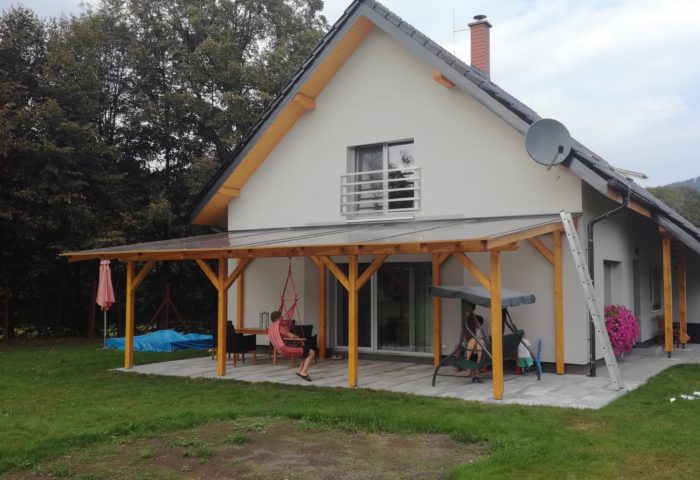 Dřevěná pergola pokrytá polykarbonátem