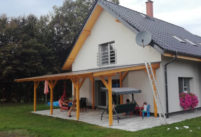 Masivní dřevěná pergola pokrytá kouřovým polykarbonátem