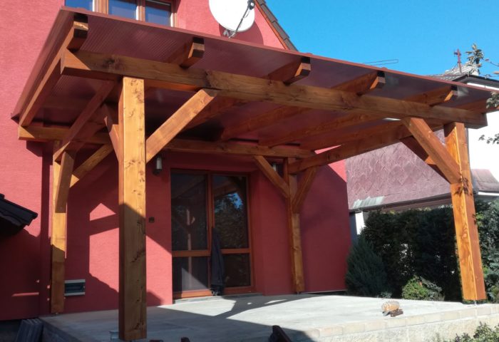 Masivní, volně stojící dřevěná pergola