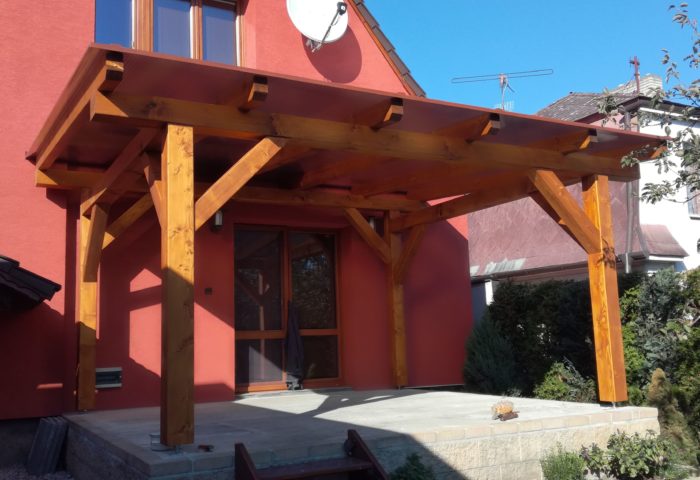 Masivní dřevěná volně stojící pergola