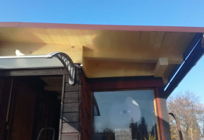 Nová střecha chatky v zahradní kolonii, Místek