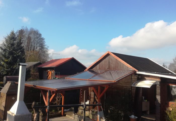 Dřevěná pergola s využitím druhé střechy, jako zastřešení vstupu do sklepa. Místek