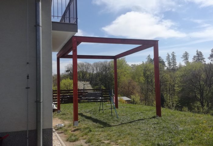 Konstrukce pergoly pro podvěsné stínění.
