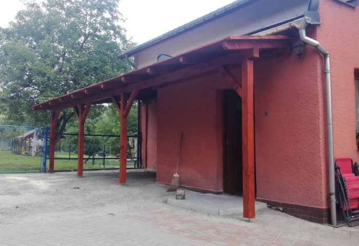 Atypická dřevěná pergola kotvená k domu, Třinec
