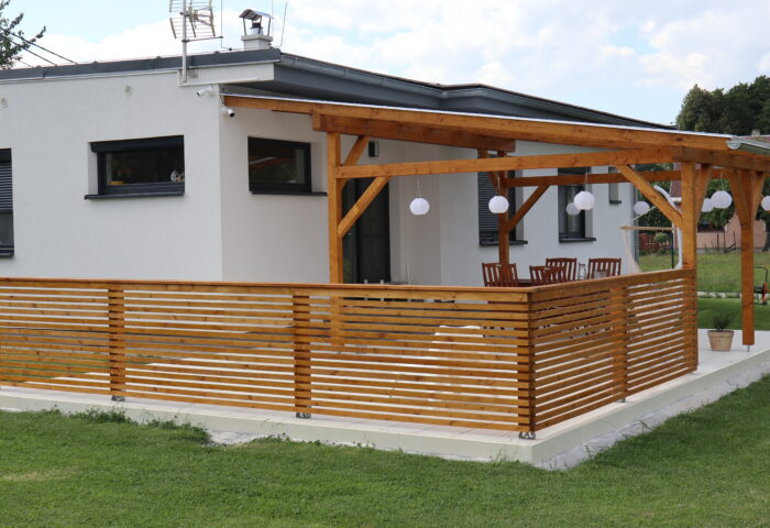 Pergola s pultovou střechou a zábradlím, Nové Dvory